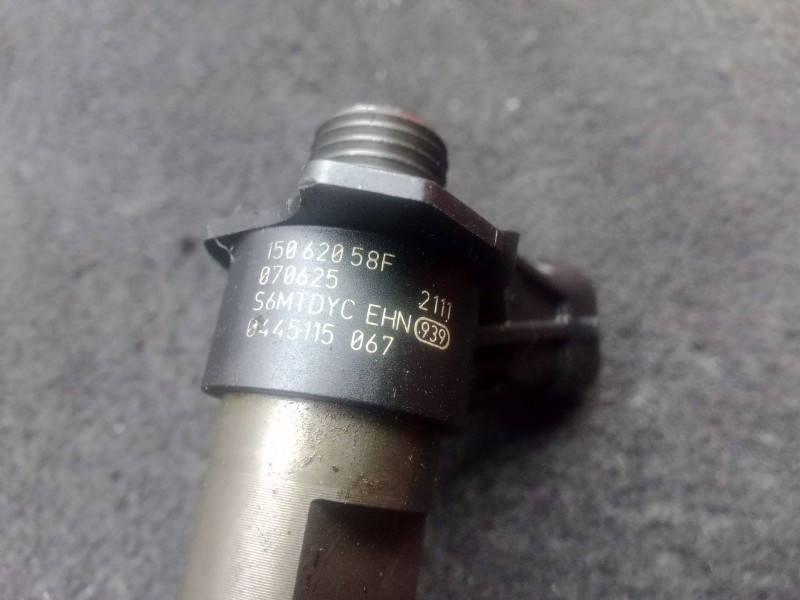 Recambio de inyector para jeep cherokee (kk) 2.8 crd 4x4 referencia OEM IAM 15062058F - 0445115067  BOSCH