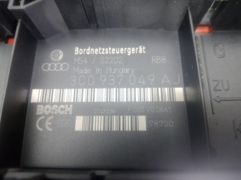 Recambio de caja reles / fusibles para volkswagen golf v (1k1) 1.9 tdi referencia OEM IAM 3C0937049AJ - F005V00661  BOSCH