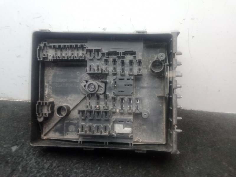 Recambio de caja reles / fusibles para seat leon (1p1) 1.9 tdi referencia OEM IAM 1K0937125A - 017181301 TYCO 