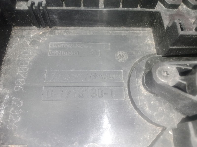 Recambio de caja reles / fusibles para seat leon (1p1) 1.9 tdi referencia OEM IAM 1K0937125A - 017181301 TYCO 