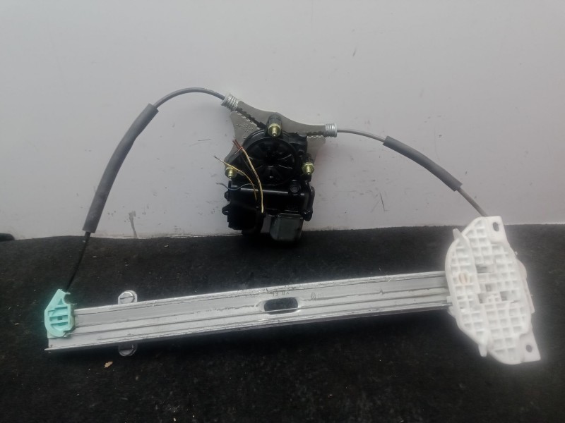 Recambio de elevalunas delantero izquierdo para kia rio iv (yb, sc, fb) 1.4 crdi 77 referencia OEM IAM .  