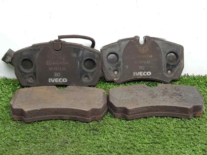 Recambio de pastillas frenos traseras para iveco daily furgón 2.3 diesel cat referencia OEM IAM 42561101 - 7727322  