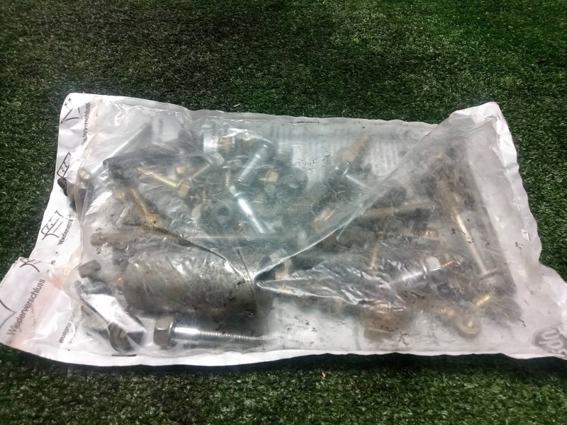 Recambio de herramientas para kymco xciting 250/300/500 referencia OEM IAM  JUEGO TORNILLOS 