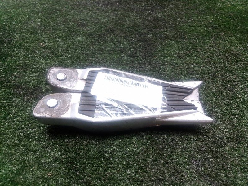 Recambio de posapie para kymco xciting 250/300/500 referencia OEM IAM   