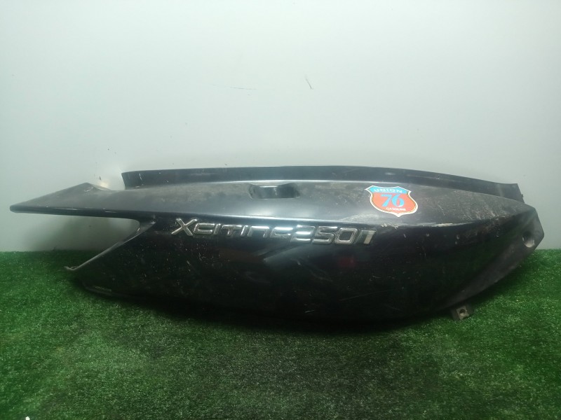 Recambio de carenado derecho para kymco xciting 250/300/500 referencia OEM IAM 83500LBA2E000 LATERAL.DERECHO TARA
