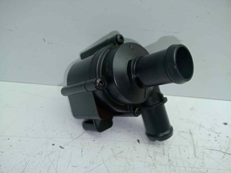 Recambio de bomba agua para audi a3 sedán(8vs) 2.0 16v tdi referencia OEM IAM 5Q0965561B - 704071160  