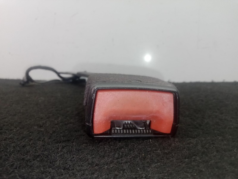 Recambio de enganche cinturon delantero derecho para seat leon st (5f8) 1.6 tdi referencia OEM IAM 5F0857756  