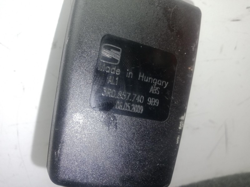Recambio de enganche cinturon trasero derecho para seat exeo (3r2) 2.0 tdi referencia OEM IAM 3R0857740  