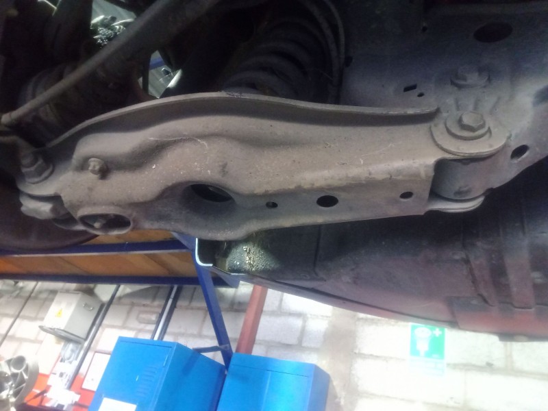 Recambio de brazo suspension inferior trasero derecho para bmw 1 (e87) 120 d referencia OEM IAM   