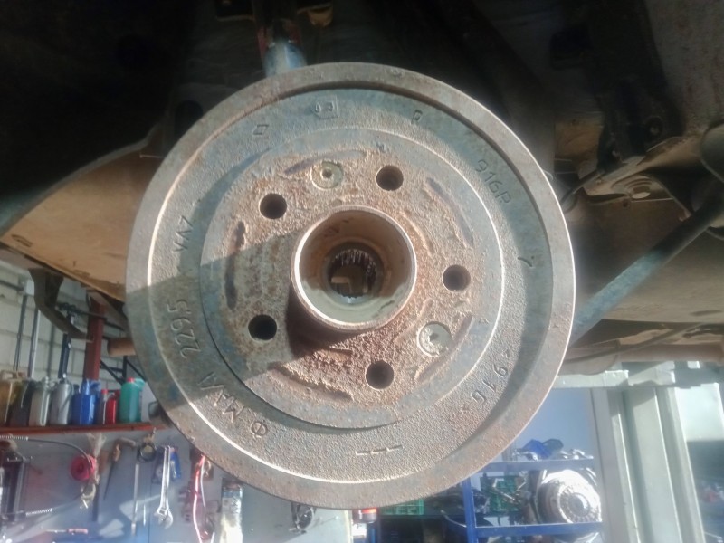 Recambio de mangueta trasera derecha para dacia duster (hs_) 1.5 dci (hsmc) referencia OEM IAM   