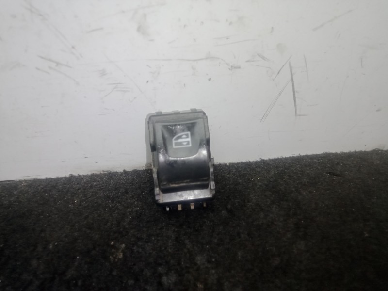 Recambio de mando elevalunas delantero derecho para dacia duster (hs_) 1.5 dci (hsmc) referencia OEM IAM 254217475R  