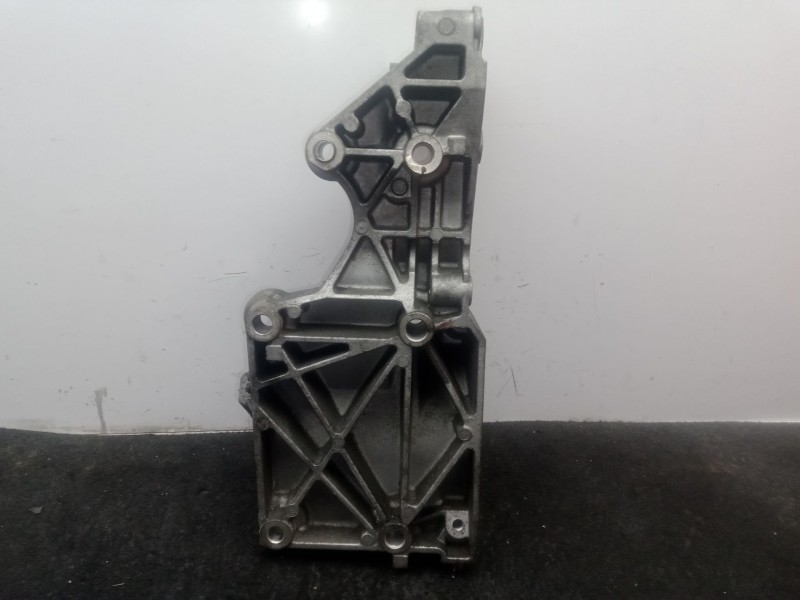 Recambio de soporte alternador para seat leon (1p1) 1.9 tdi referencia OEM IAM 038903143AF  