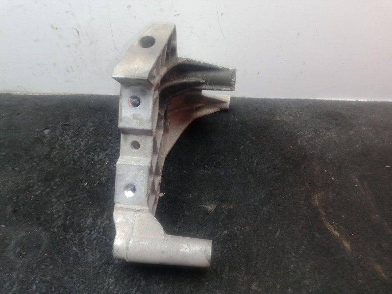 Recambio de soporte motor derecho para seat leon (1p1) 1.9 tdi referencia OEM IAM 03G199207F  