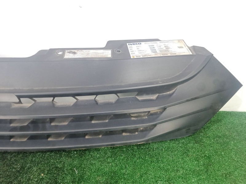 Recambio de rejilla paragolpes delantero para iveco daily vi furgoneta 33s12, 35s12, 35c12 referencia OEM IAM   PLASTICO.NEGRO