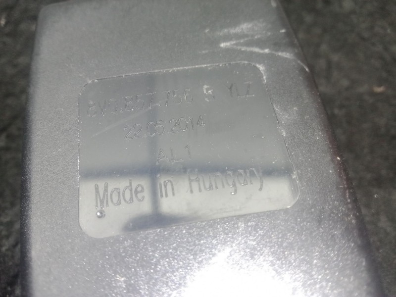 Recambio de enganche cinturon delantero derecho para audi a3 limousine (8vs, 8vm) 1.4 tsi referencia OEM IAM 8V0857756B  