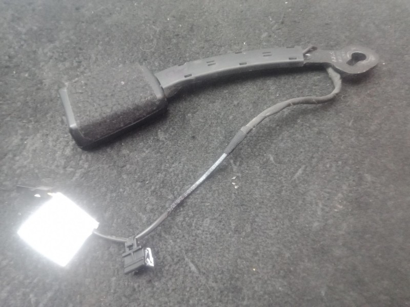 Recambio de enganche cinturon delantero izquierdo para audi a3 limousine (8vs, 8vm) 1.4 tsi referencia OEM IAM 8V0857755G  