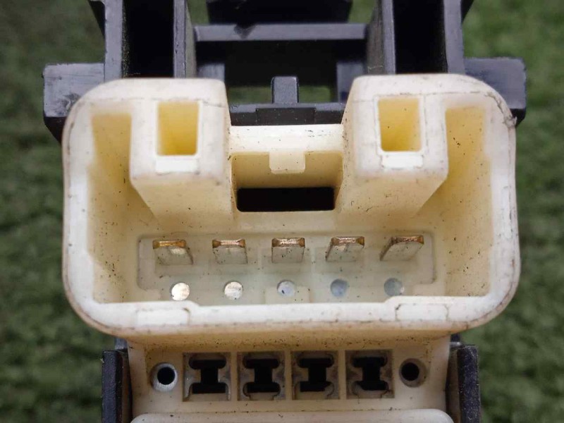 Recambio de mando elevalunas delantero derecho para toyota yaris 1.4 turbodiesel cat referencia OEM IAM   