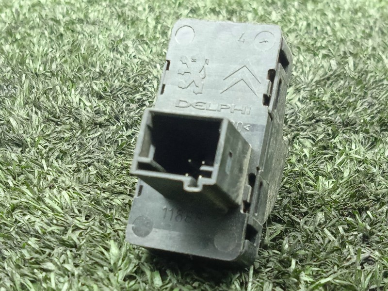 Recambio de mando elevalunas trasero derecho para peugeot 308 1.6 16v hdi referencia OEM IAM   