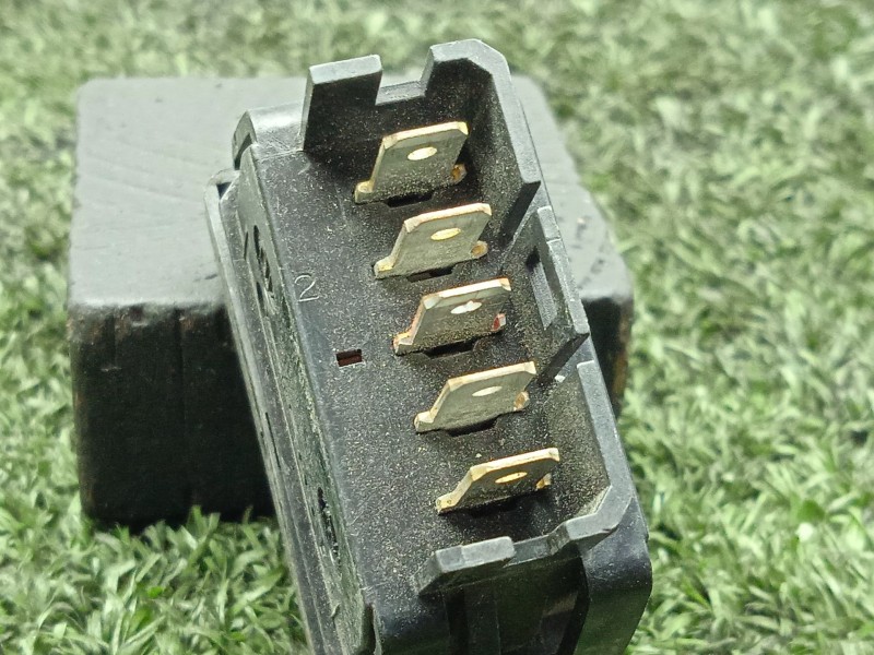 Recambio de mando elevalunas delantero derecho para citroën saxo 1.5 diesel referencia OEM IAM   