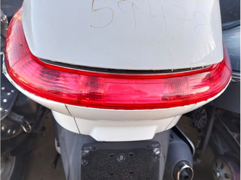 Recambio de piloto trasero central para piaggio x8 x8 125 (m36) referencia OEM IAM   