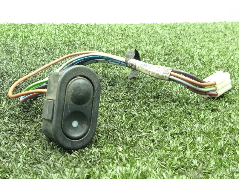 Recambio de mando elevalunas delantero derecho para opel astra f berlina 1.6 cat referencia OEM IAM 90383585  03720101