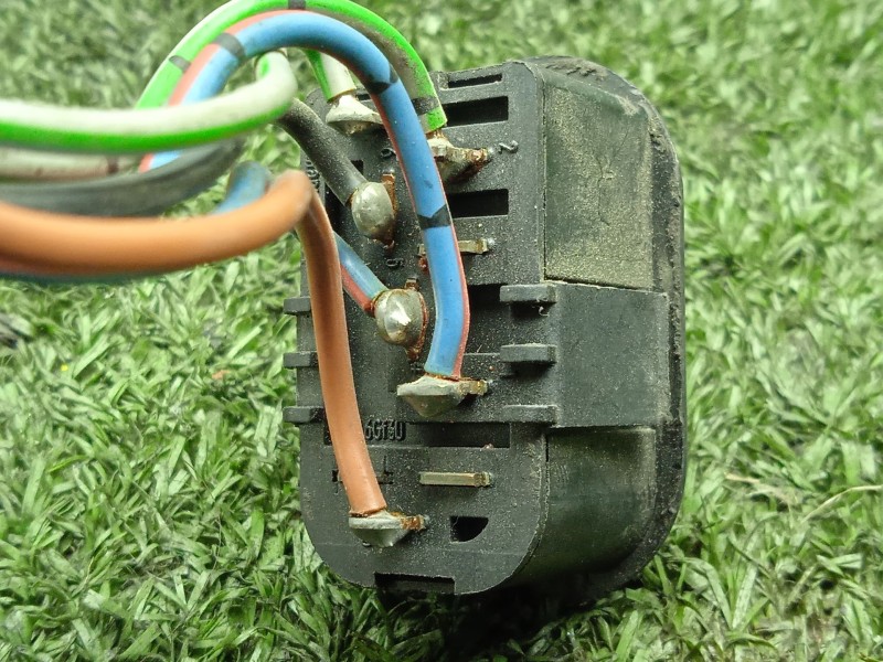 Recambio de mando elevalunas delantero derecho para opel astra f berlina 1.6 cat referencia OEM IAM 90383585  03720101