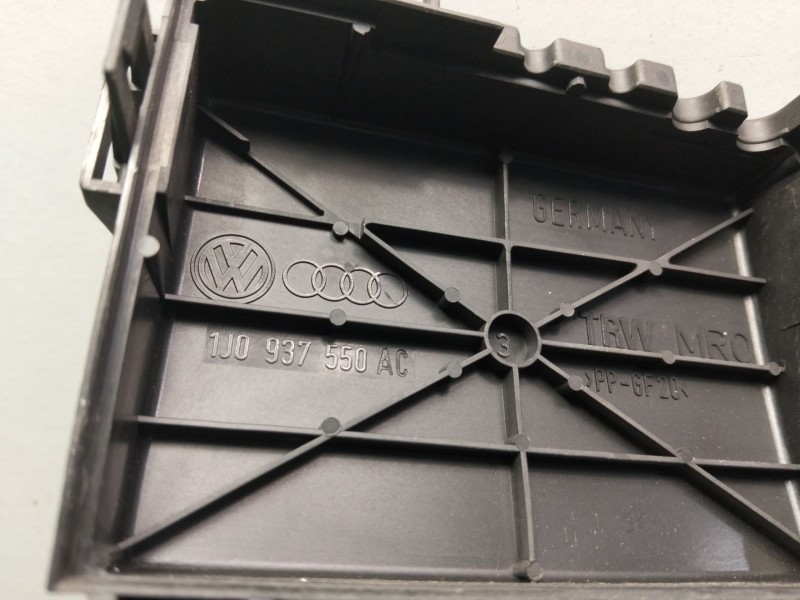 Recambio de caja reles / fusibles para skoda octavia berlina (1u2) 1.9 tdi referencia OEM IAM 1J0937550AC  