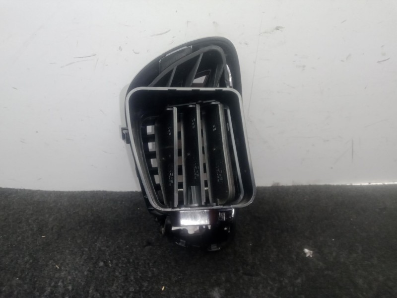 Recambio de aireador delantero derecho para renault scénic iv (j9_) 1.3 tce 140 referencia OEM IAM 687605833RA  