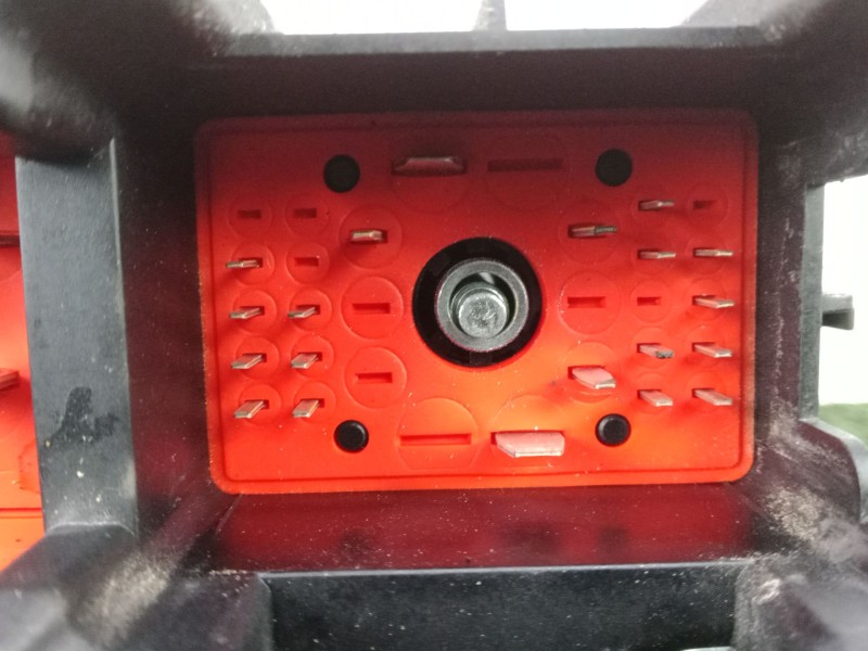 Recambio de caja reles / fusibles para opel vectra c berlina 1.9 16v cdti cat (z 19 dth / lrd) referencia OEM IAM 13190370 - 519