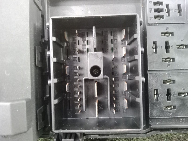 Recambio de caja reles / fusibles para opel vectra c berlina 1.9 16v cdti cat (z 19 dth / lrd) referencia OEM IAM 13199490 - 359