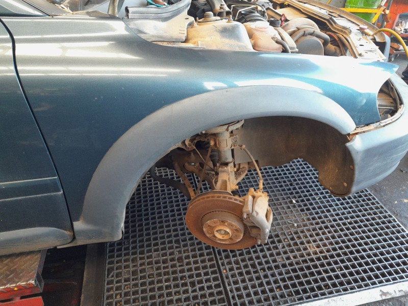 Recambio de aleta delantera derecha para volvo xc70 2.4 diesel cat referencia OEM IAM   