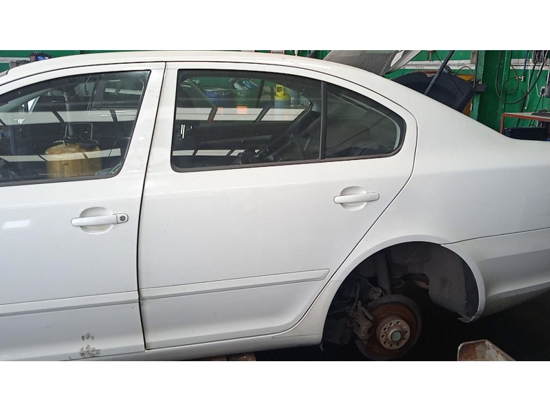 Recambio de puerta trasera izquierda para skoda octavia ii (1z3) 1.6 tdi referencia OEM IAM   