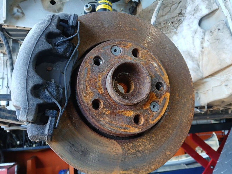 Recambio de mangueta delantera izquierda para dacia duster (hm_) 1.5 dci 115 4x4 referencia OEM IAM   