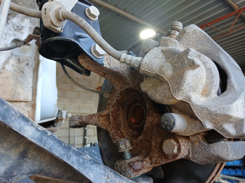 Recambio de mangueta delantera izquierda para dacia duster (hm_) 1.5 dci 115 4x4 referencia OEM IAM   