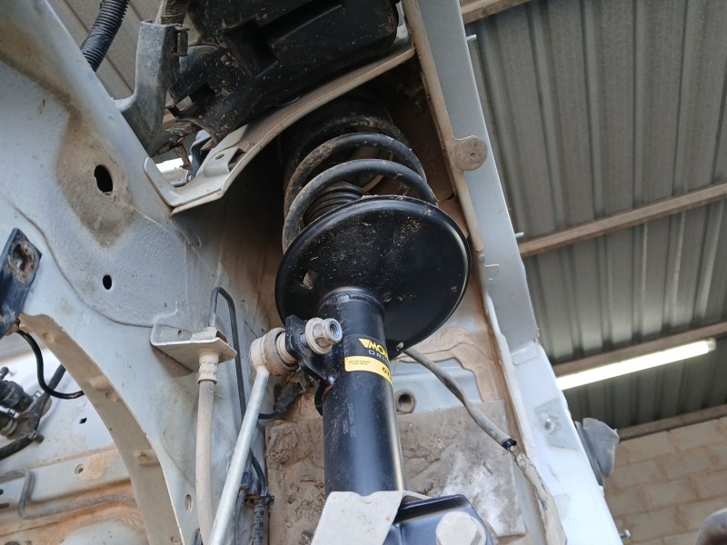 Recambio de amortiguador delantero izquierdo para dacia duster (hm_) 1.5 dci 115 4x4 referencia OEM IAM   