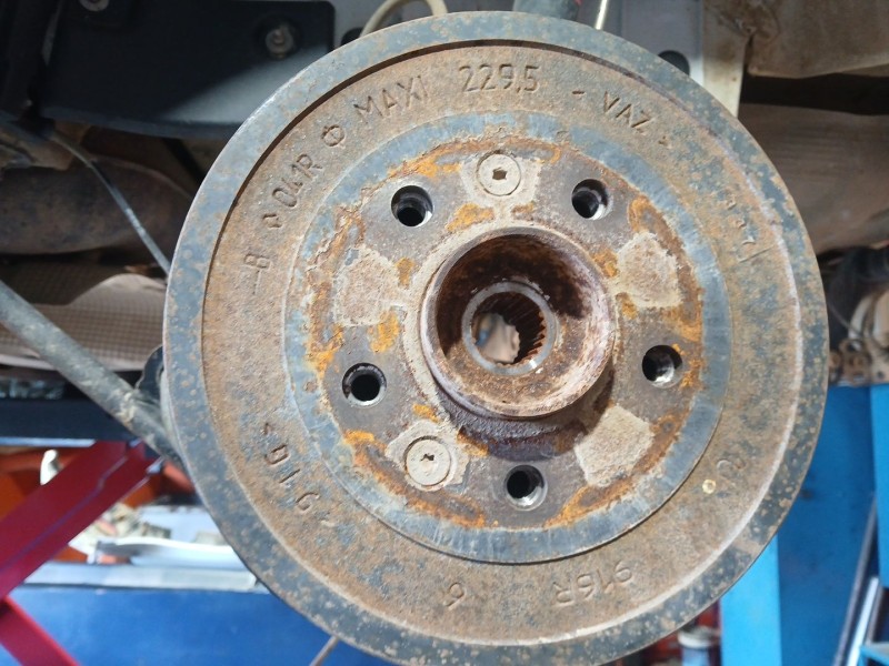 Recambio de mangueta trasera izquierda para dacia duster (hm_) 1.5 dci 115 4x4 referencia OEM IAM   