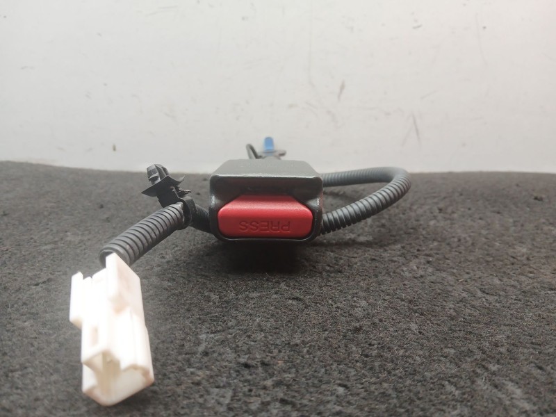 Recambio de enganche cinturon delantero derecho para hyundai tucson (tl, tle) 1.6 gdi referencia OEM IAM 88830D7000 - 630400900D