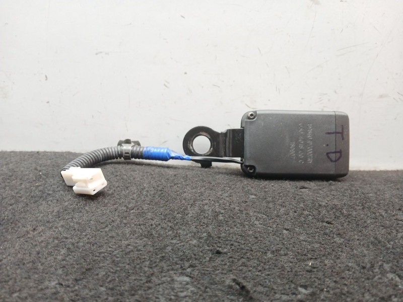 Recambio de enganche cinturon trasero derecho para hyundai tucson (tl, tle) 1.6 gdi referencia OEM IAM 89840D7000 - 630401800C  