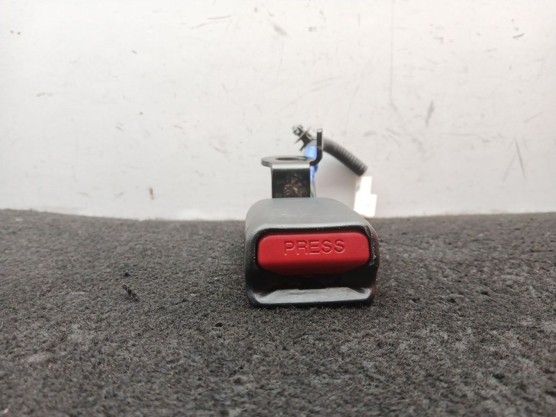 Recambio de enganche cinturon trasero derecho para hyundai tucson (tl, tle) 1.6 gdi referencia OEM IAM 89840D7000 - 630401800C  