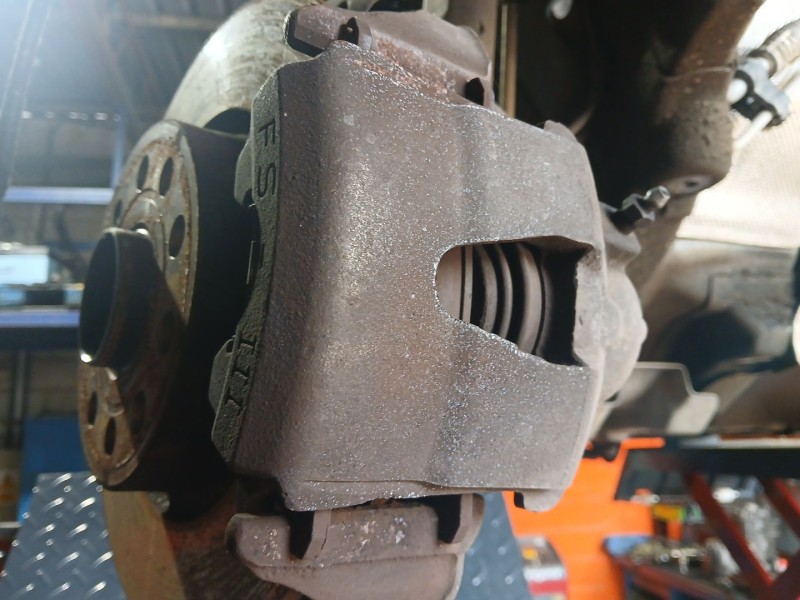 Recambio de pinza freno delantera derecha para volkswagen golf vi (5k1) 1.6 tdi referencia OEM IAM   