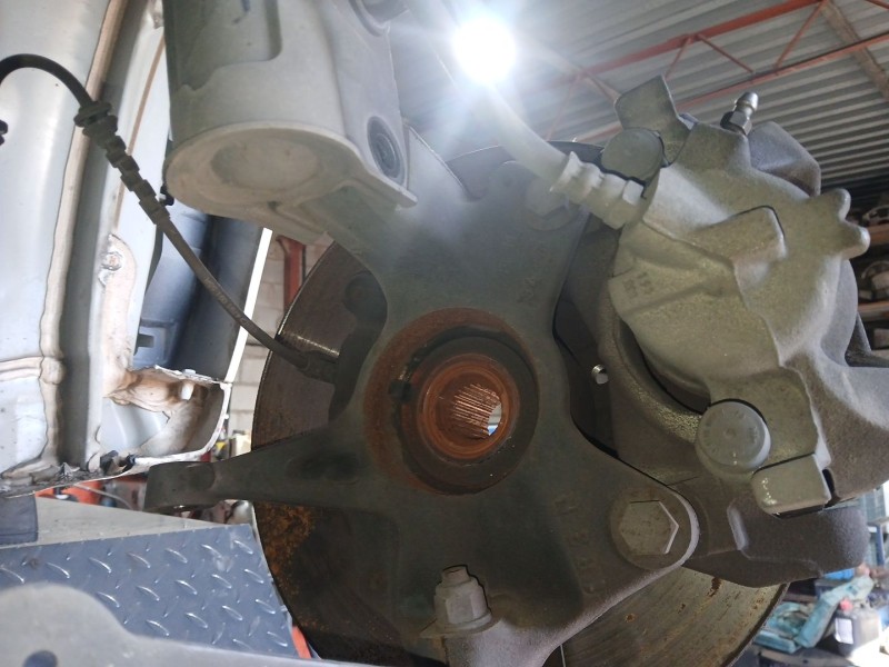 Recambio de mangueta delantera izquierda para renault scénic iii (jz0/1_) 1.2 tce referencia OEM IAM   