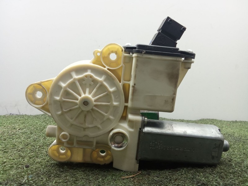 Recambio de motor elevalunas trasero izquierdo para toyota corolla (_e12_) 2.0 d-4d (cde120r_, cde120l_) referencia OEM IAM 6984