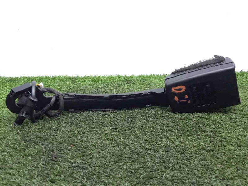 Recambio de enganche cinturon delantero derecho para audi a3 sedán(8vs) 2.0 16v tdi referencia OEM IAM 8V0857756B  