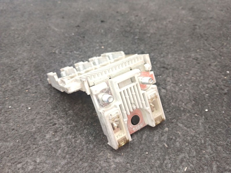 Recambio de caja reles / fusibles para citroën c4 aircross 1.8 hdi 150 awc referencia OEM IAM .  