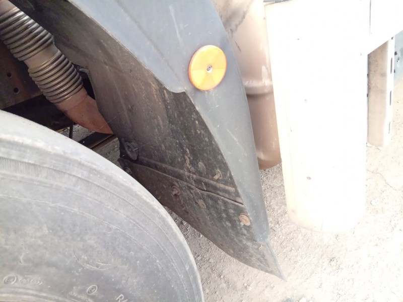 Recambio de paso de rueda delantero izquierdo para iveco eurocargo 150-250 referencia OEM IAM 5801776051  