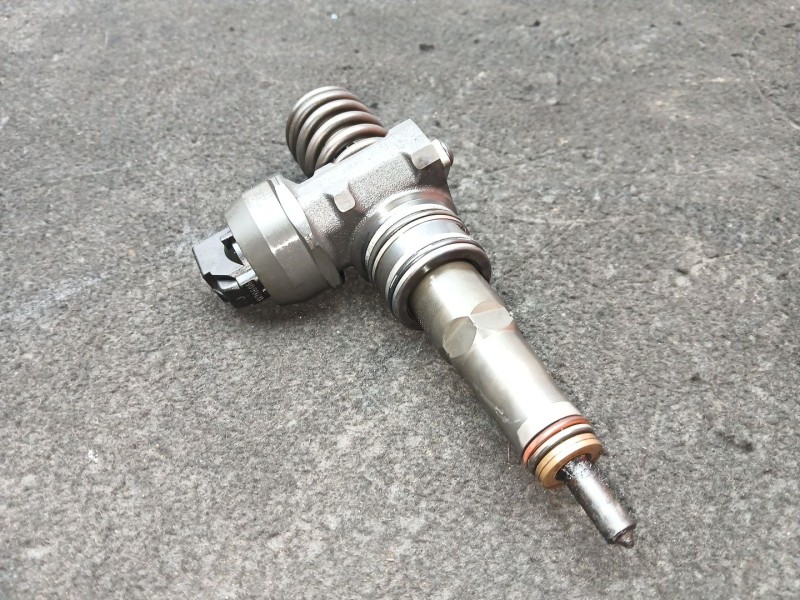 Recambio de inyector para volkswagen touran (1t1, 1t2) 1.9 tdi referencia OEM IAM 038130073AG - 0414720215 BOSCH 