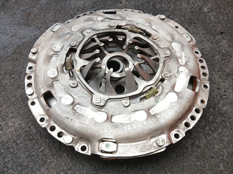 Recambio de kit embrague para volkswagen golf vi (5k1) 1.6 tdi referencia OEM IAM 123042610 - 323064110 LUK 