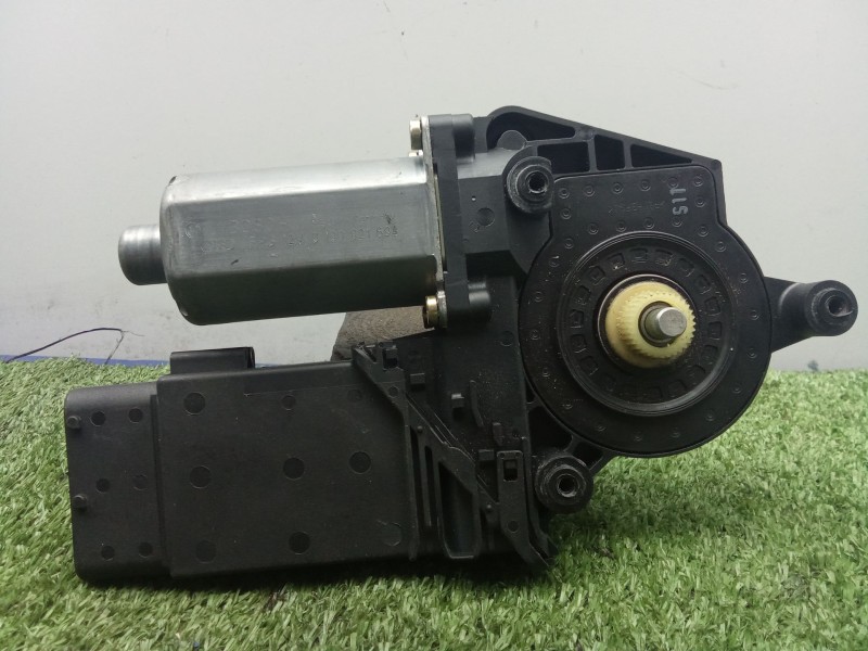 Recambio de motor elevalunas delantero derecho para volkswagen passat berlina (3b3) 1.9 tdi referencia OEM IAM 0130821694  