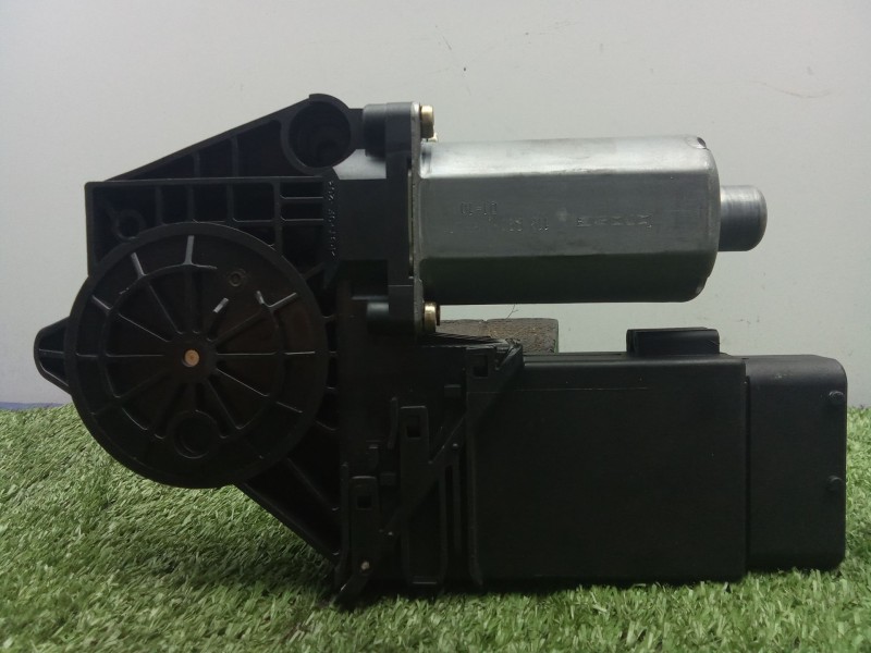 Recambio de motor elevalunas delantero derecho para volkswagen passat berlina (3b3) 1.9 tdi referencia OEM IAM 0130821694  