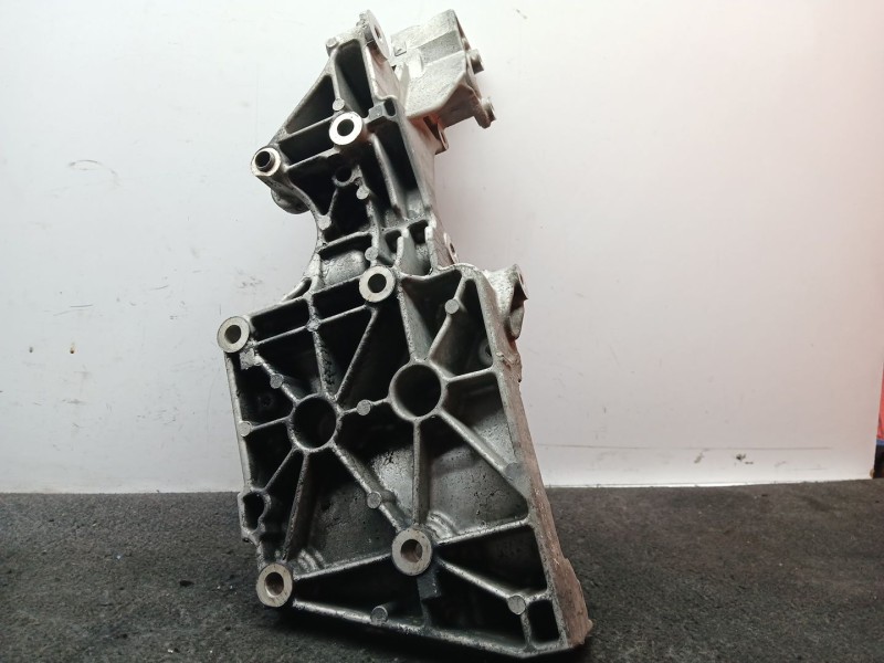 Recambio de soporte alternador para dodge caliber 2.0 16v crd cat referencia OEM IAM 03G903143E  